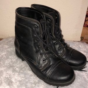 black boots size 6